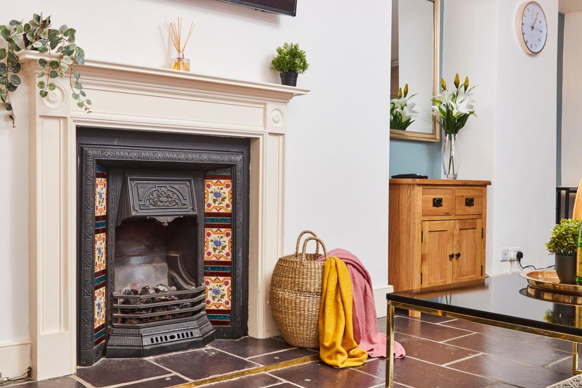Beautiful 2Bedroom 4 Actual Beds House With Wifi By Purestay Bath Exterior photo