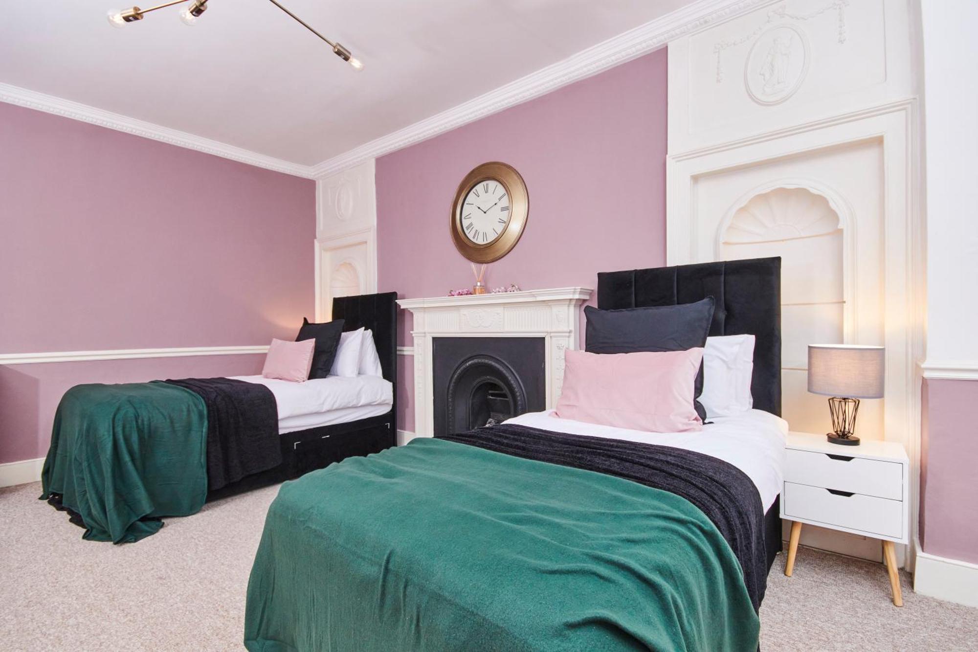 Beautiful 2Bedroom 4 Actual Beds House With Wifi By Purestay Bath Exterior photo